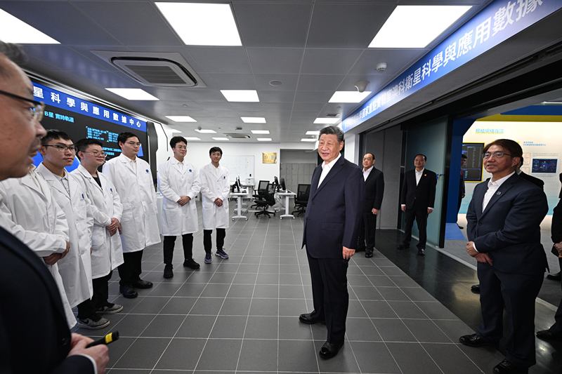 2024年12月19日,习近平总书记在澳科卫星科学与应用数据中心考察时,同在场的研究人员和学生代表亲切交流。