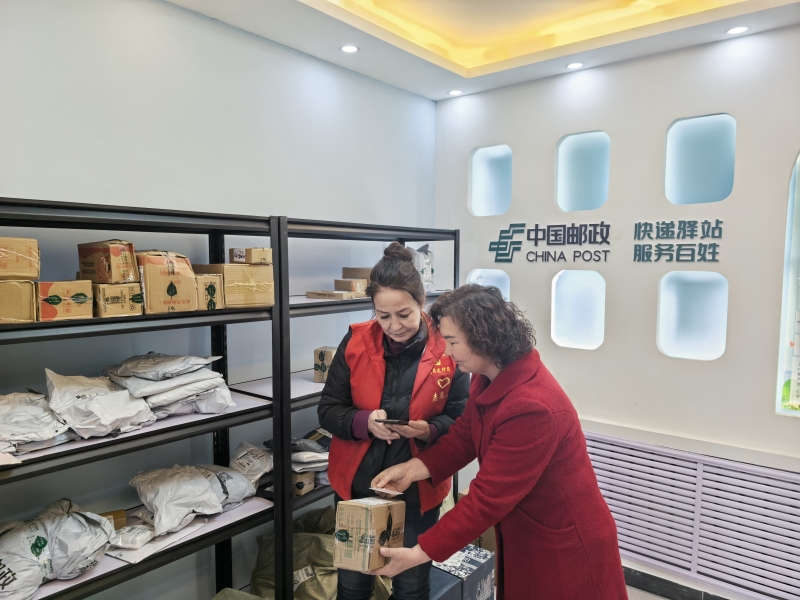 村民在兰干乡贡拉提村快递驿站领取快递。拍摄：王翔