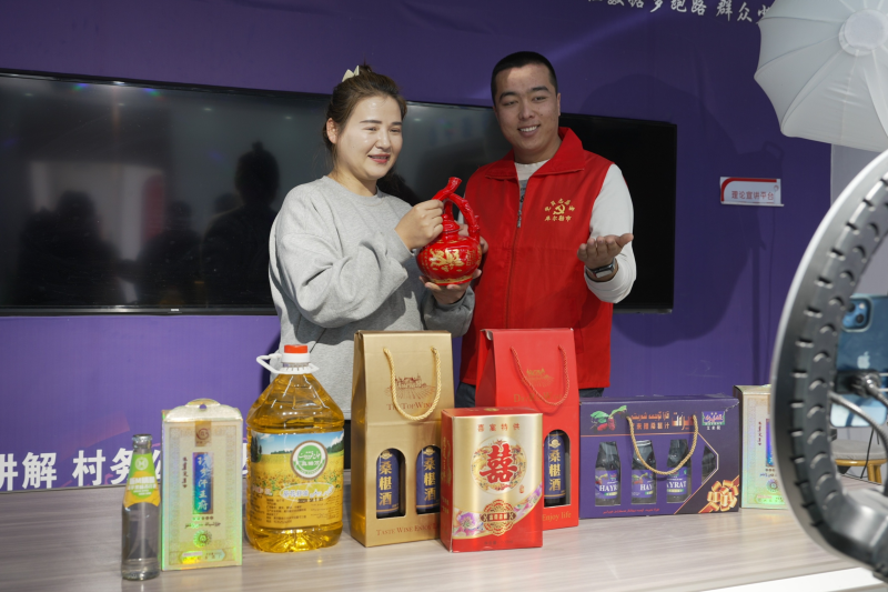 兰干乡贡拉提村依托“快递_电商”平台，宣传推介农特产品。拍摄：马兰兰