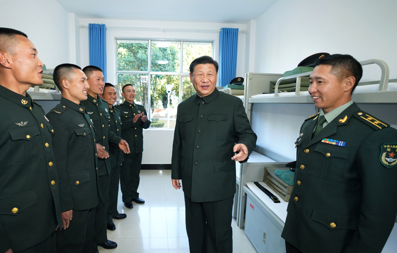2020年1月19日,习近平主席视察驻云南部队,深入边防一线,看望慰问官兵。