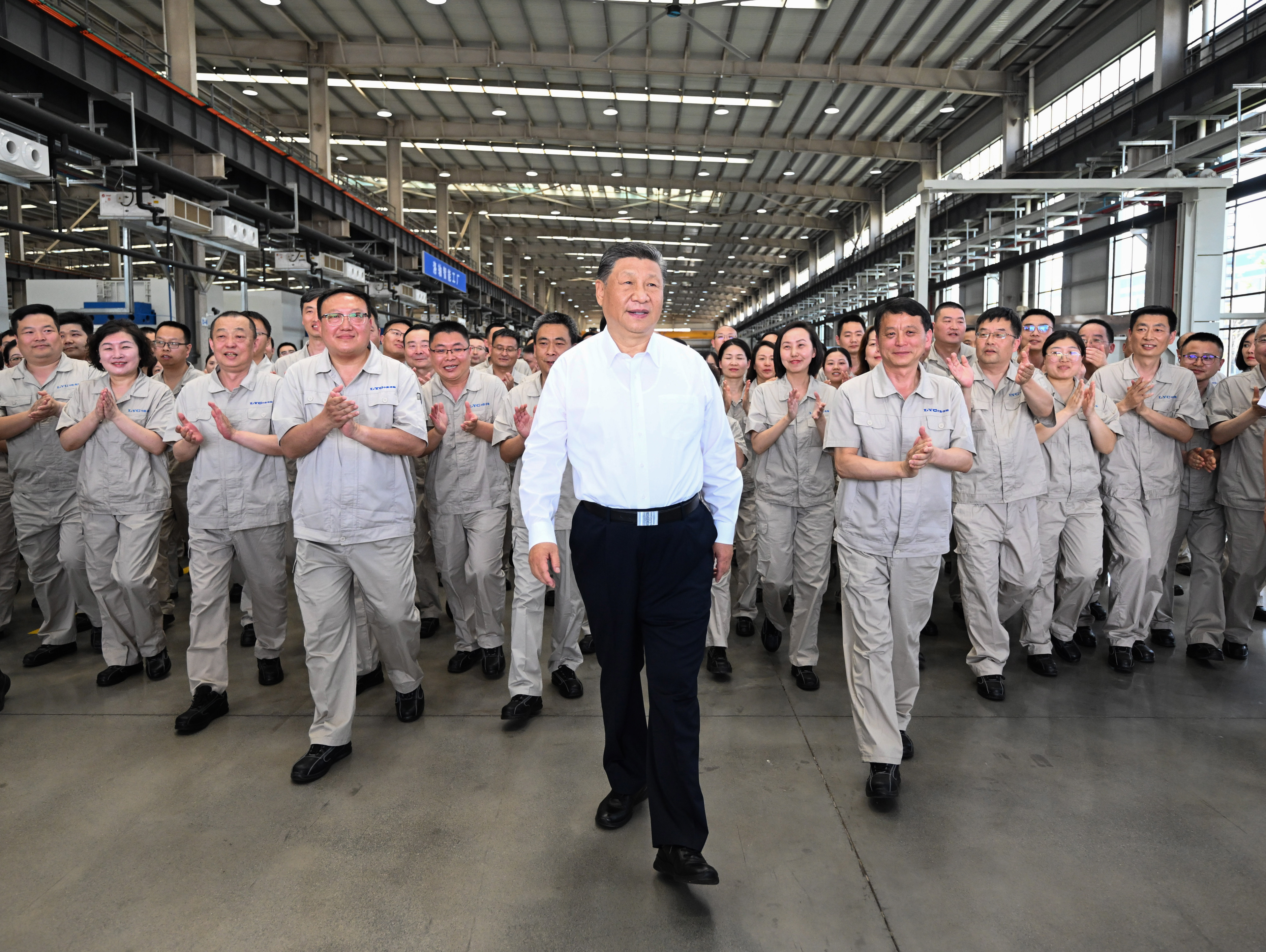 月19日至20日,中共中央总书记、国家主席、中央军委主席习近平在河南考察。这是19日下午,习近平在洛阳轴承集团股份有限公司智能工厂考察时,同企业职工在一起。新华社记者 燕雁 摄