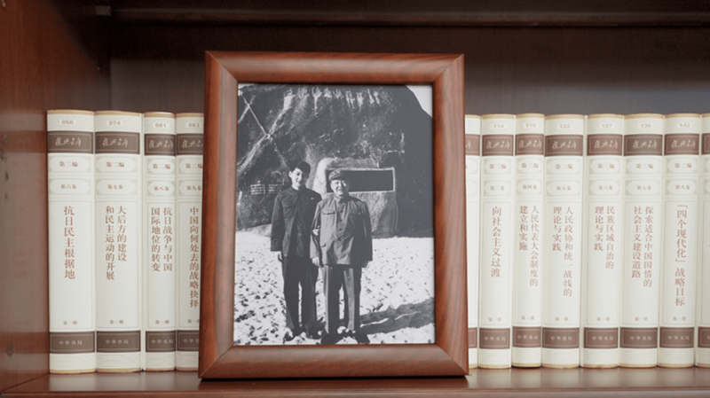 2022年12月31日，习近平办公室的书架上摆放着他和父亲的合影。