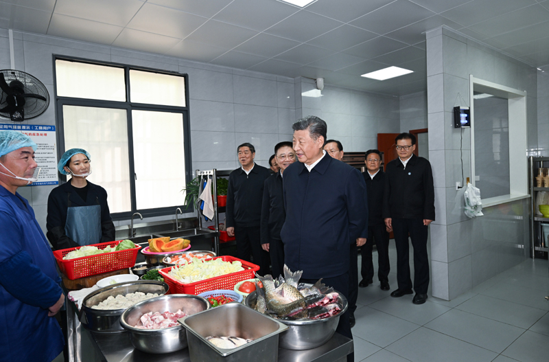2024年11月5日,习近平总书记在湖北咸宁市嘉鱼县潘家湾镇四邑村养老服务驿站食堂考察。