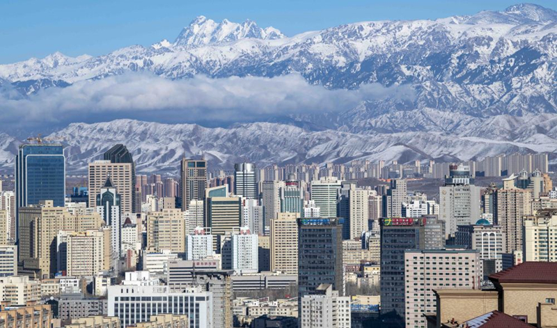 天山脚下的乌鲁木齐市城区一角。