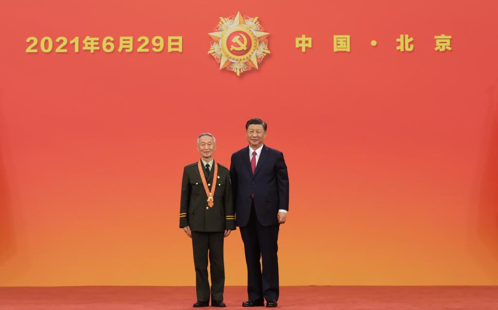 2021年6月29日，习近平总书记向&ldquo;七一勋章&rdquo;获得者崔道植颁授勋章。