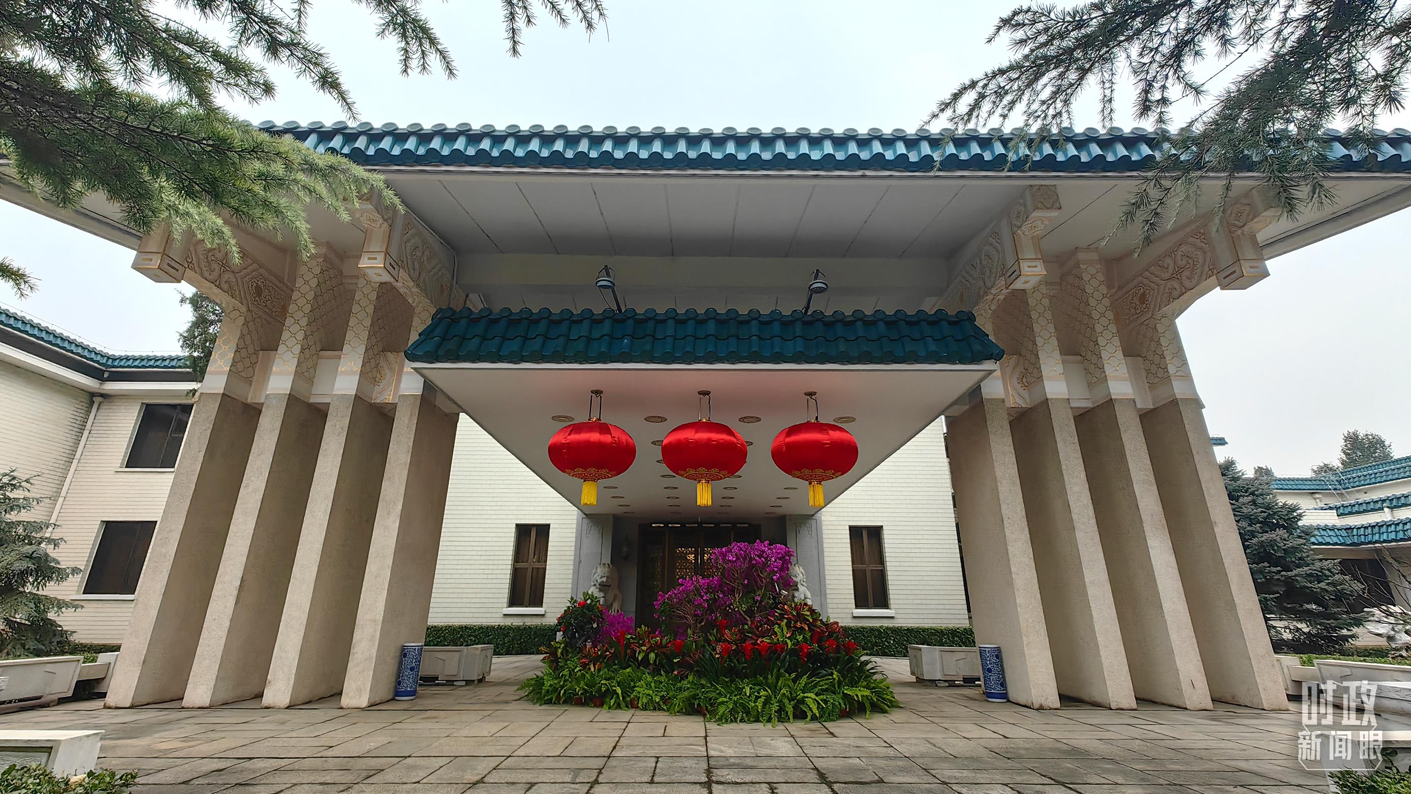 △中德领导人举行会见的楼外布置了灯笼和鲜花。(总台央视记者段德文拍摄)