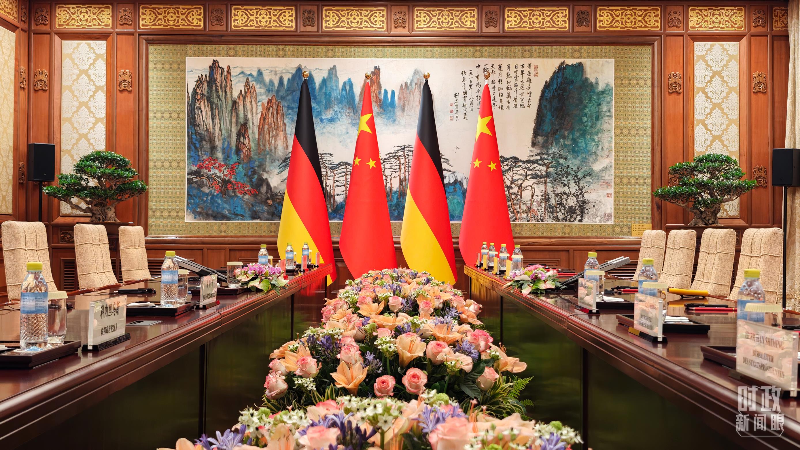 △2月25日下午,中德领导人的会见厅内摆放了鲜花和两国旗帜。(总台央视记者张垚拍摄)