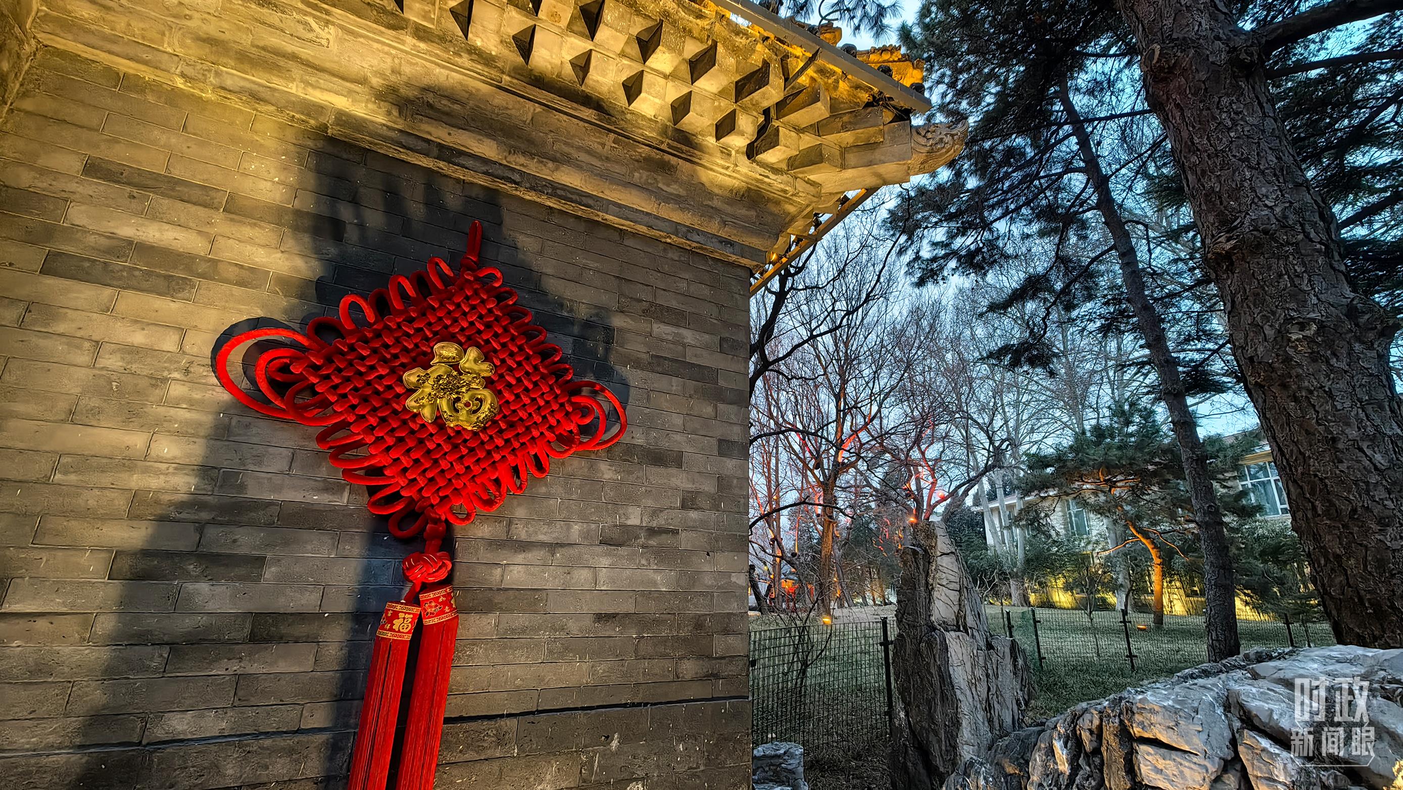 △2月25日,钓鱼台国宾馆里挂着的中国结。(总台央视记者段德文拍摄)