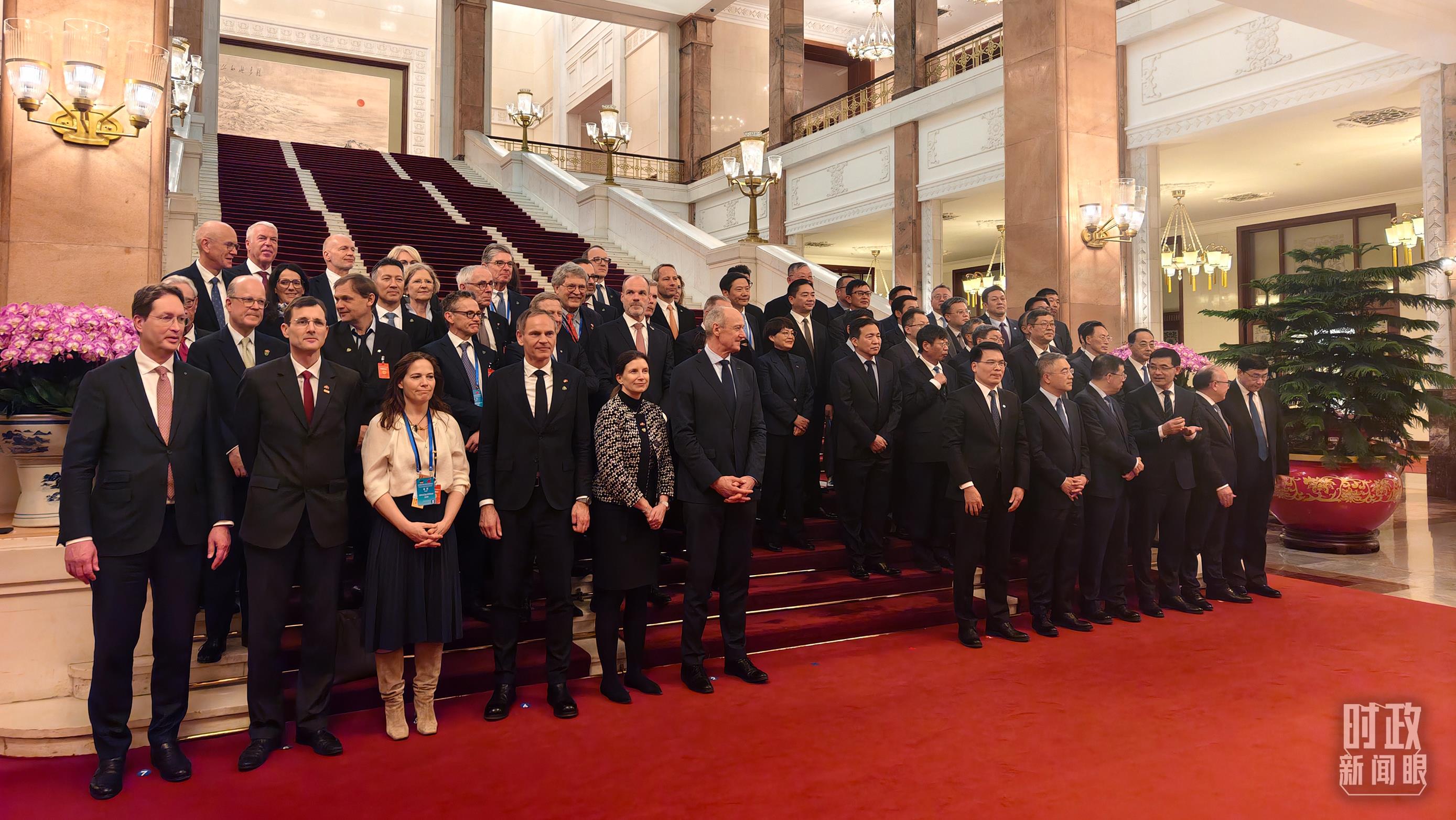 △2月25日下午,出席中德经济顾问委员会座谈会的中德企业代表在等待合影。(总台央视记者胡玮拍摄)