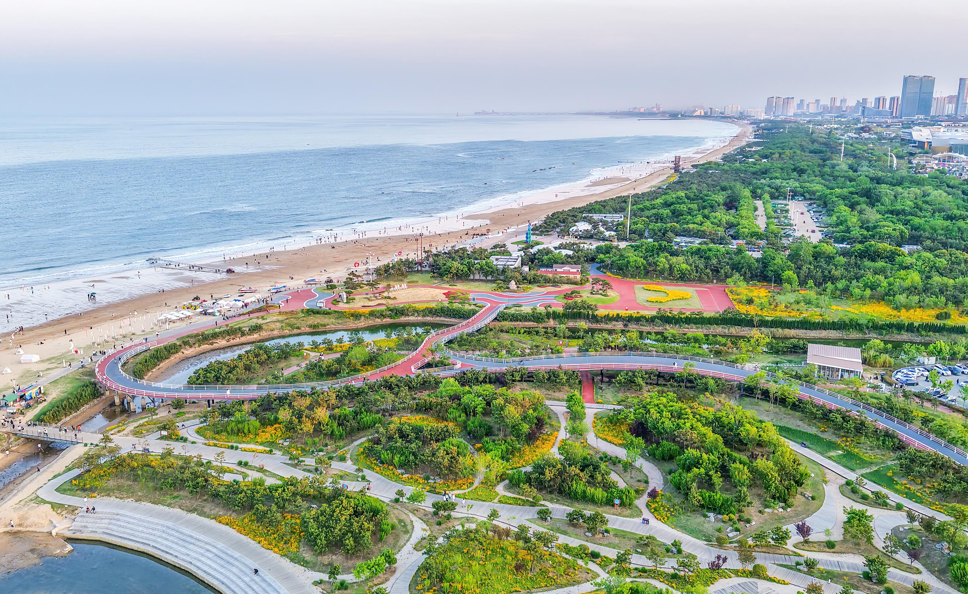 △新时代以来,美丽中国建设迈出重大步伐。图为2025年5月拍摄的山东日照阳光海岸绿道。