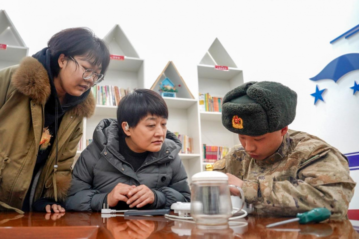 雷锋精神暖边疆  军民同心鱼水情