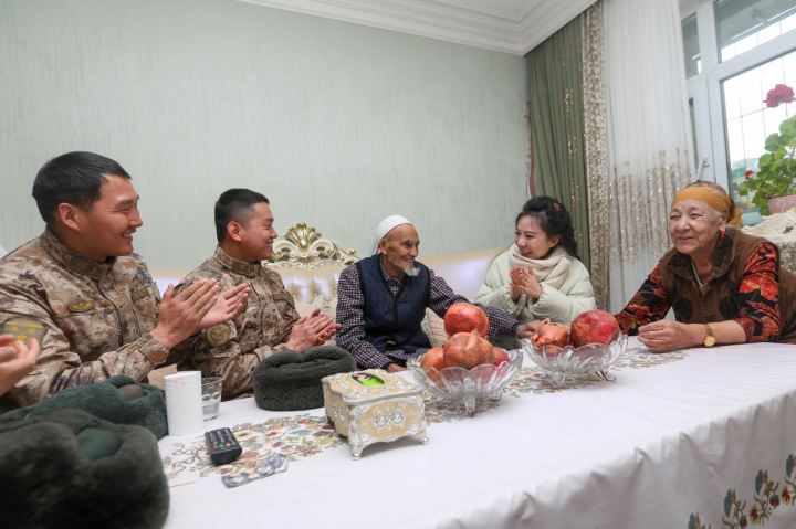 雷锋精神暖边疆  军民同心鱼水情