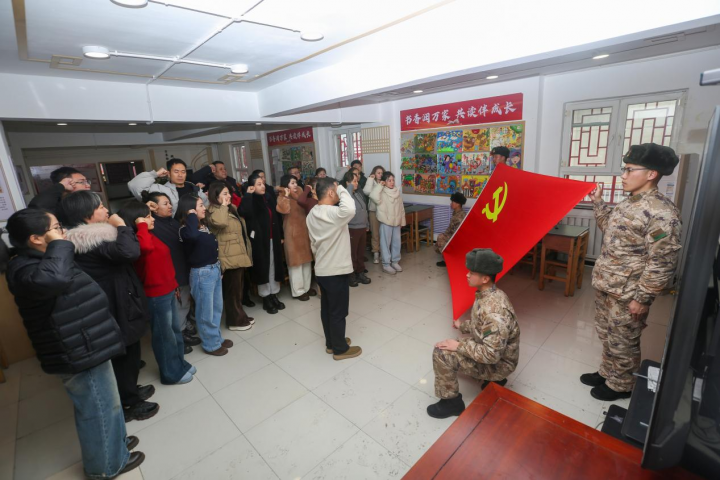 雷锋精神暖边疆  军民同心鱼水情