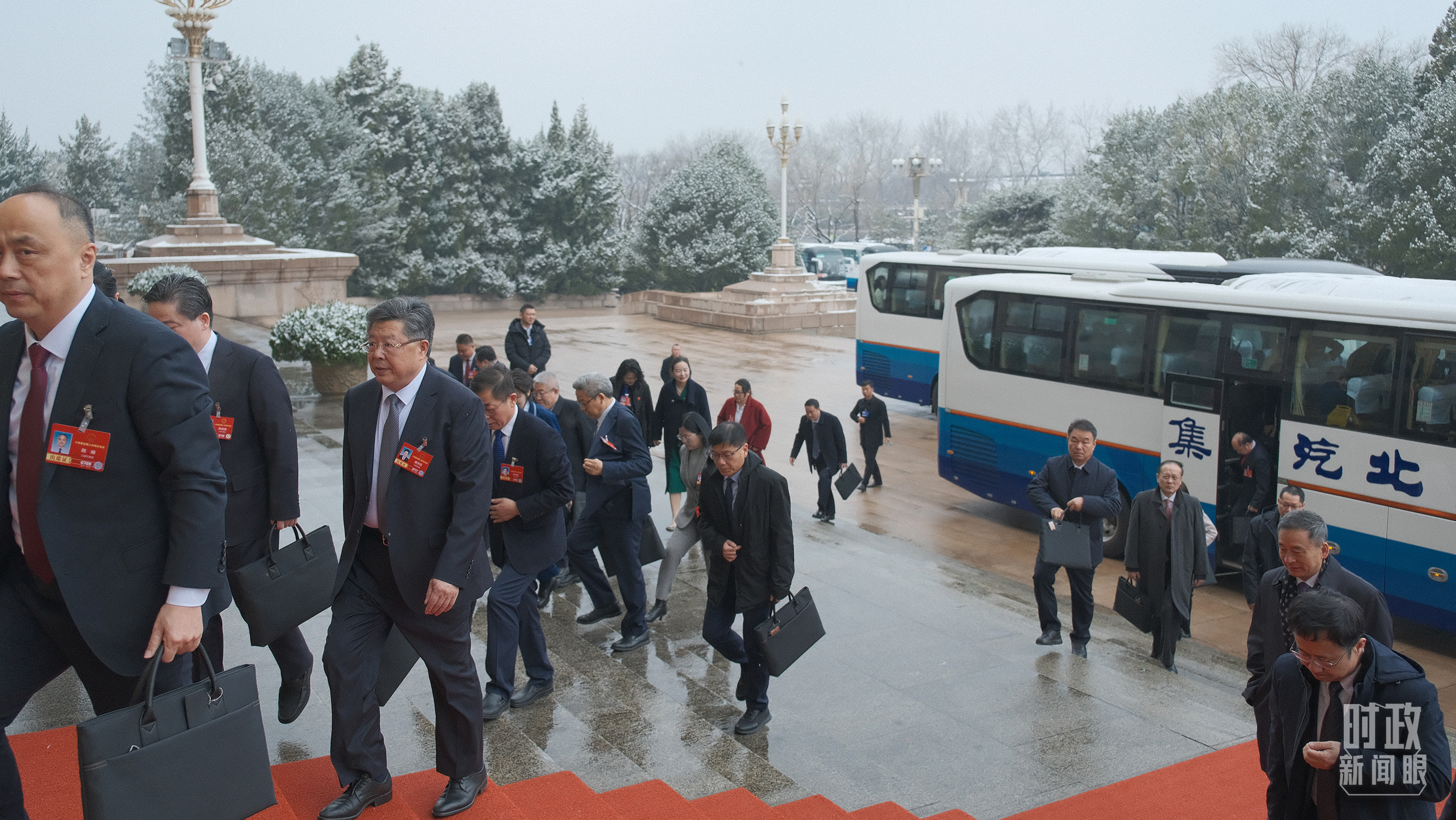 △江苏代表团抵达人民大会堂。(总台记者丁然拍摄)