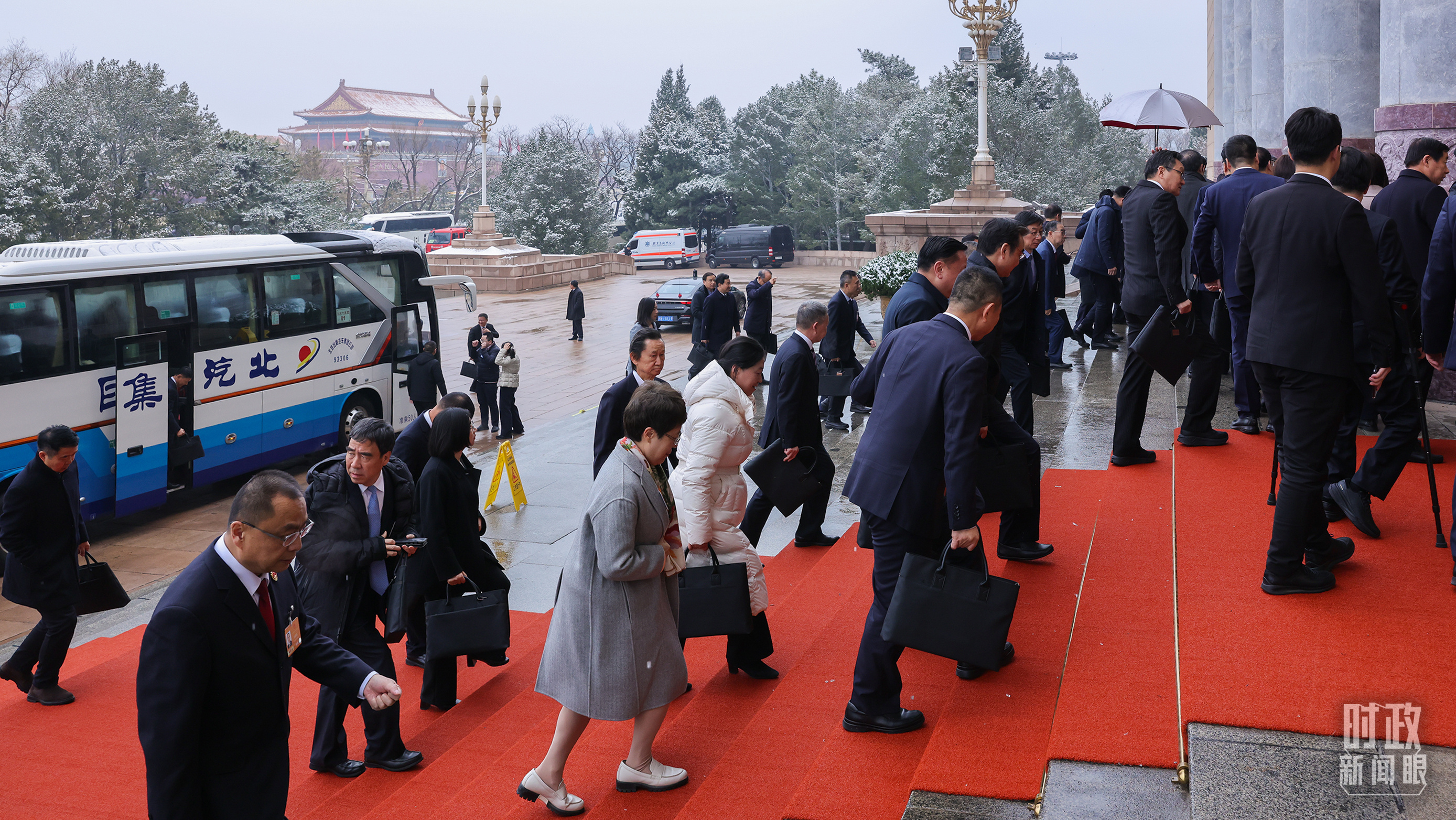 △江苏代表团抵达人民大会堂。(江苏省广播电视总台记者张正拍摄)