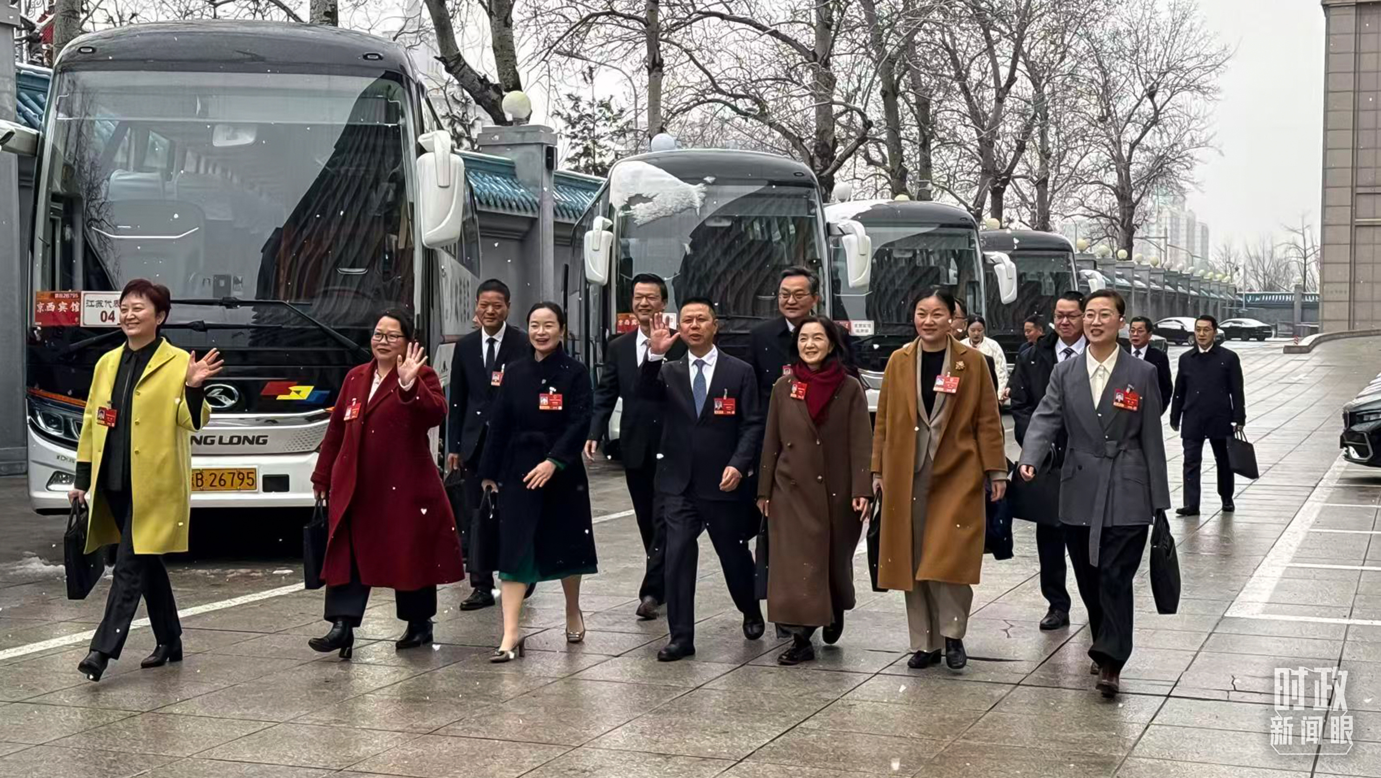△江苏代表团乘车前往人民大会堂。(总台记者黄成拍摄)
