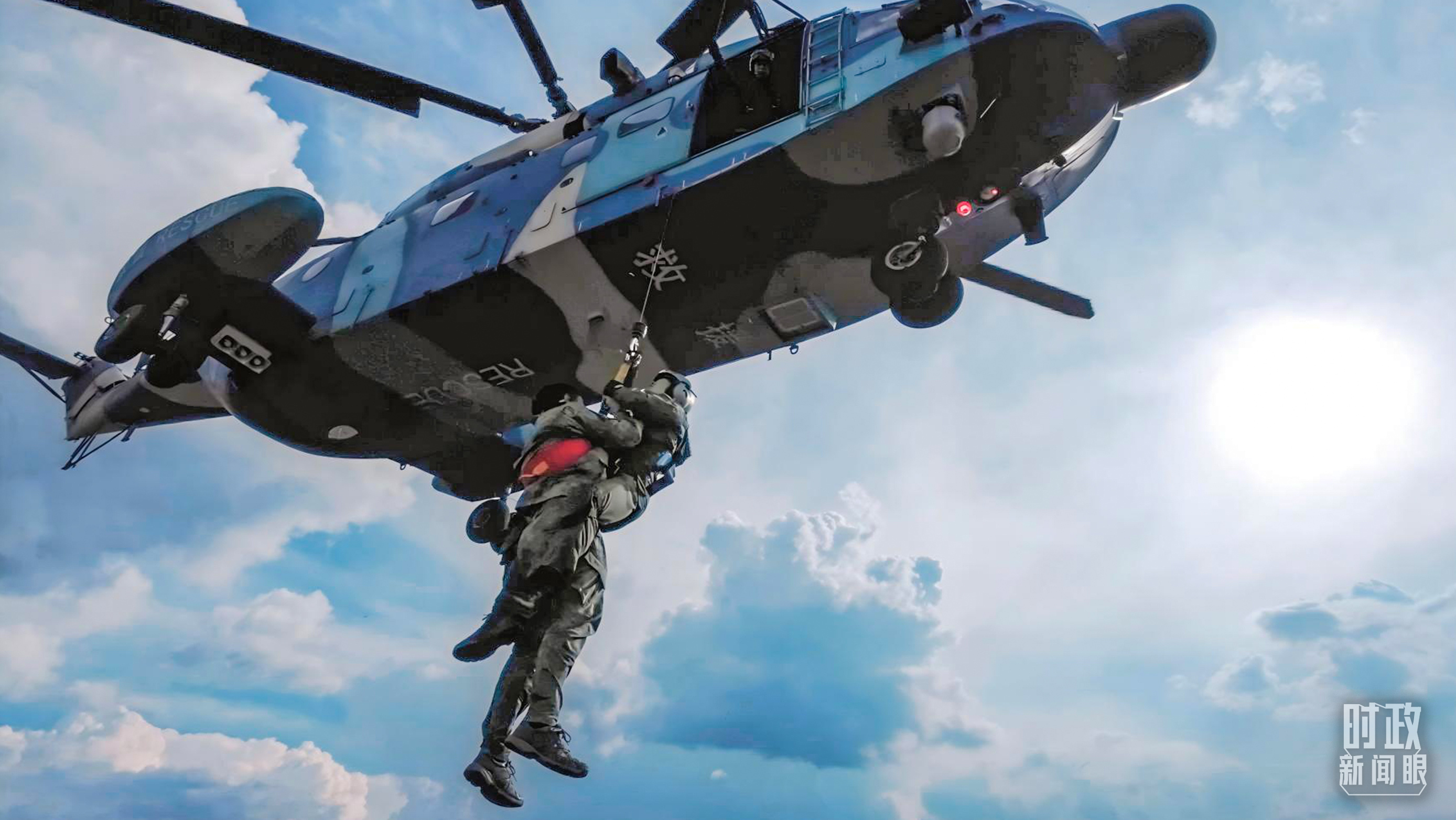 △空军航空兵某旅开展搜救课目训练。(解放军画报特约记者徐艺洋拍摄)