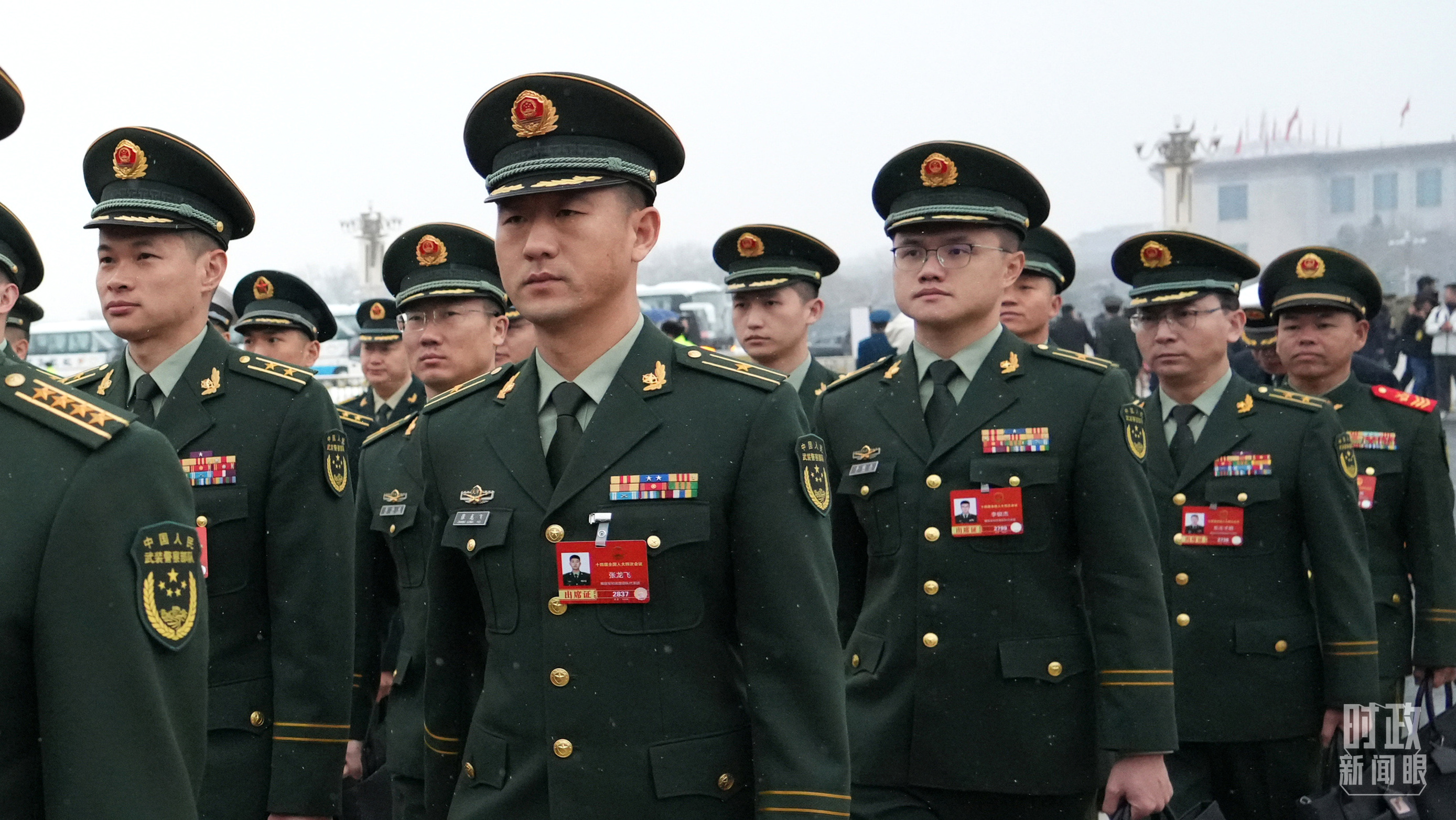 △3月5日,解放军和武警部队代表团列队走向十四届全国人大四次会议开幕会场。(解放军报王俊拍摄)