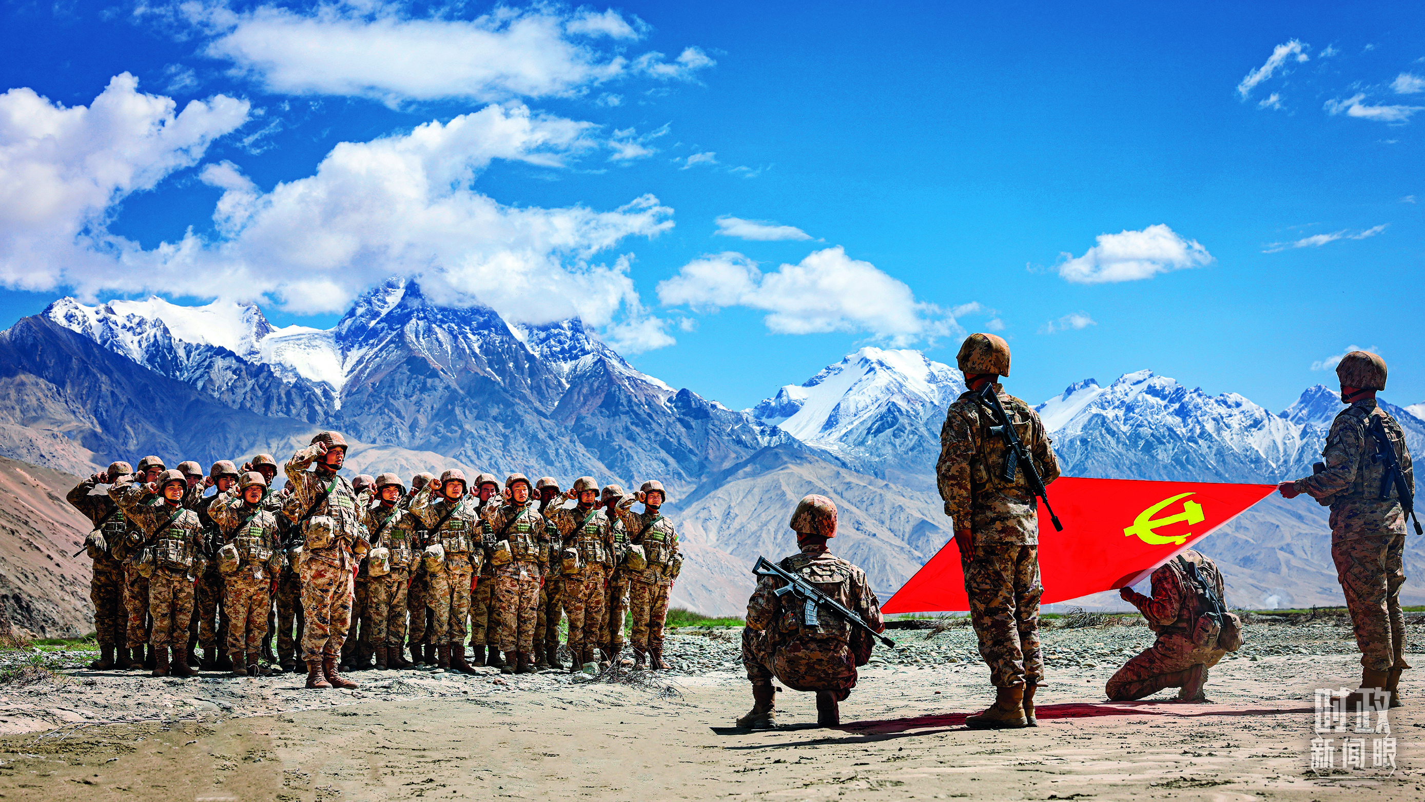 △新疆军区某团组织新党员向党旗宣誓。(解放军画报马太郎拍摄)