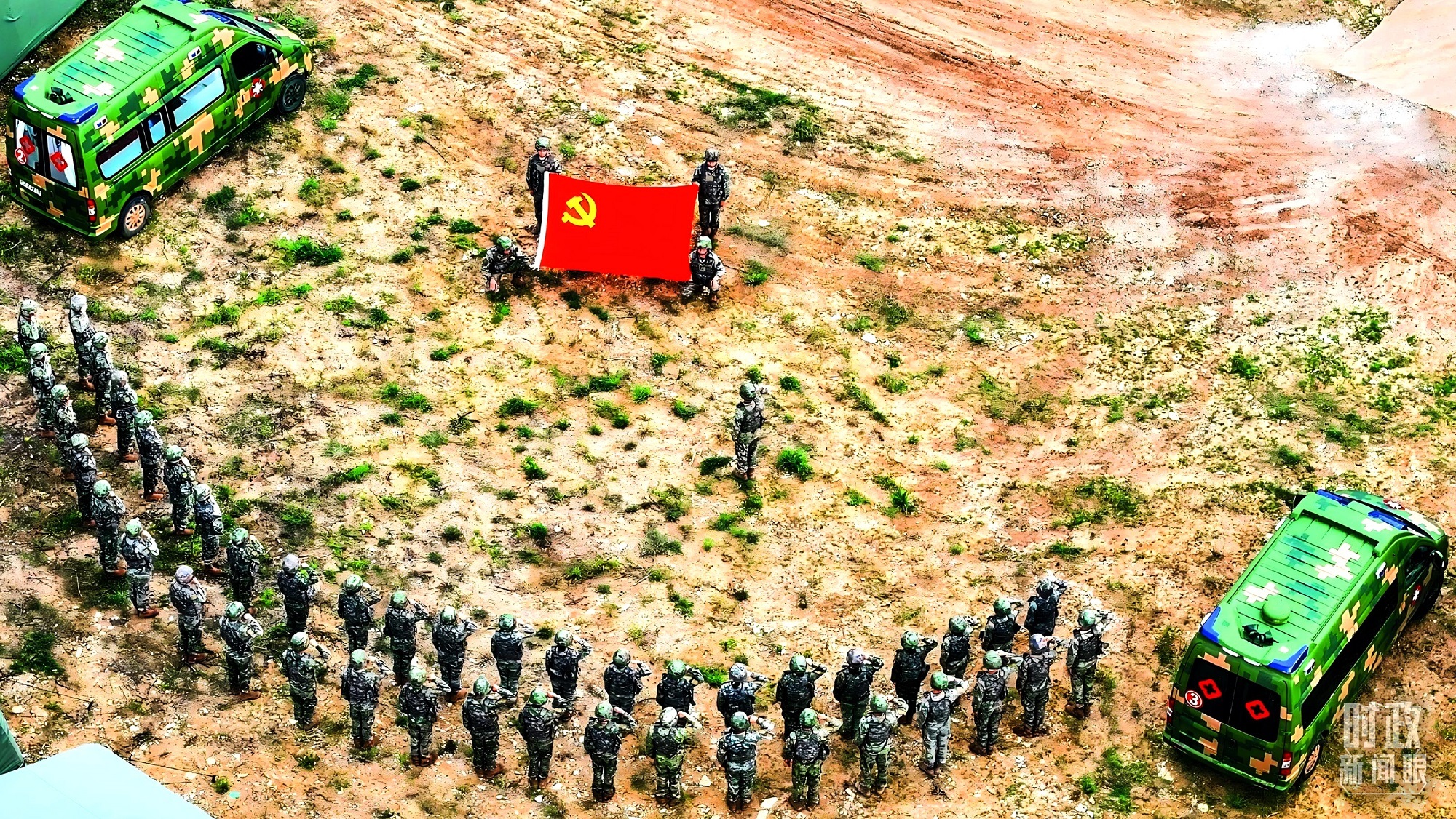 △联勤保障部队第902医院组织党员重温入党誓词。(解放军画报董浩拍摄)