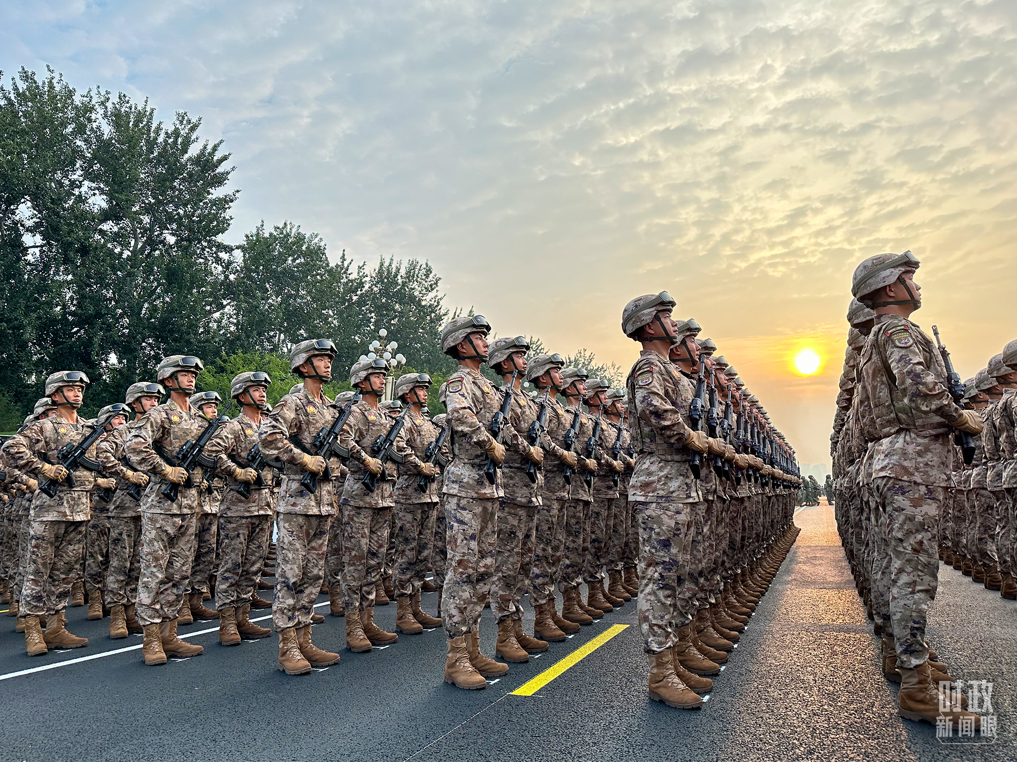 △2025年9月3日,受阅部队方队在长安街等候检阅。(总台记者石奇用拍摄)