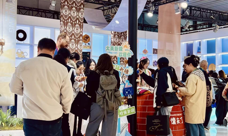 第八届中国国际进口博览会上，&ldquo;馕来了&rdquo;展台前人头攒动。