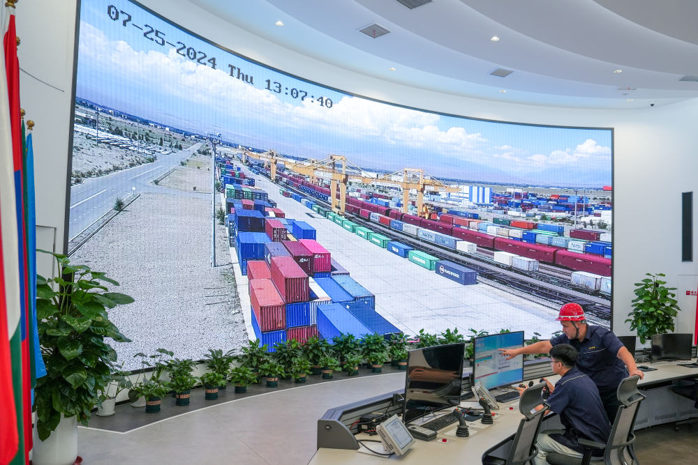 △ 在中哈（连云港）物流合作基地，工作人员通过&ldquo;中哈物流场站&rdquo;信息化跟踪系统查看集装箱运输情况（2024年7月25日摄）。