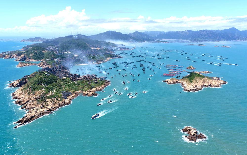 △2025年8月16日,在福建福州连江县苔菉国家中心渔港,众多渔船扬帆出海。