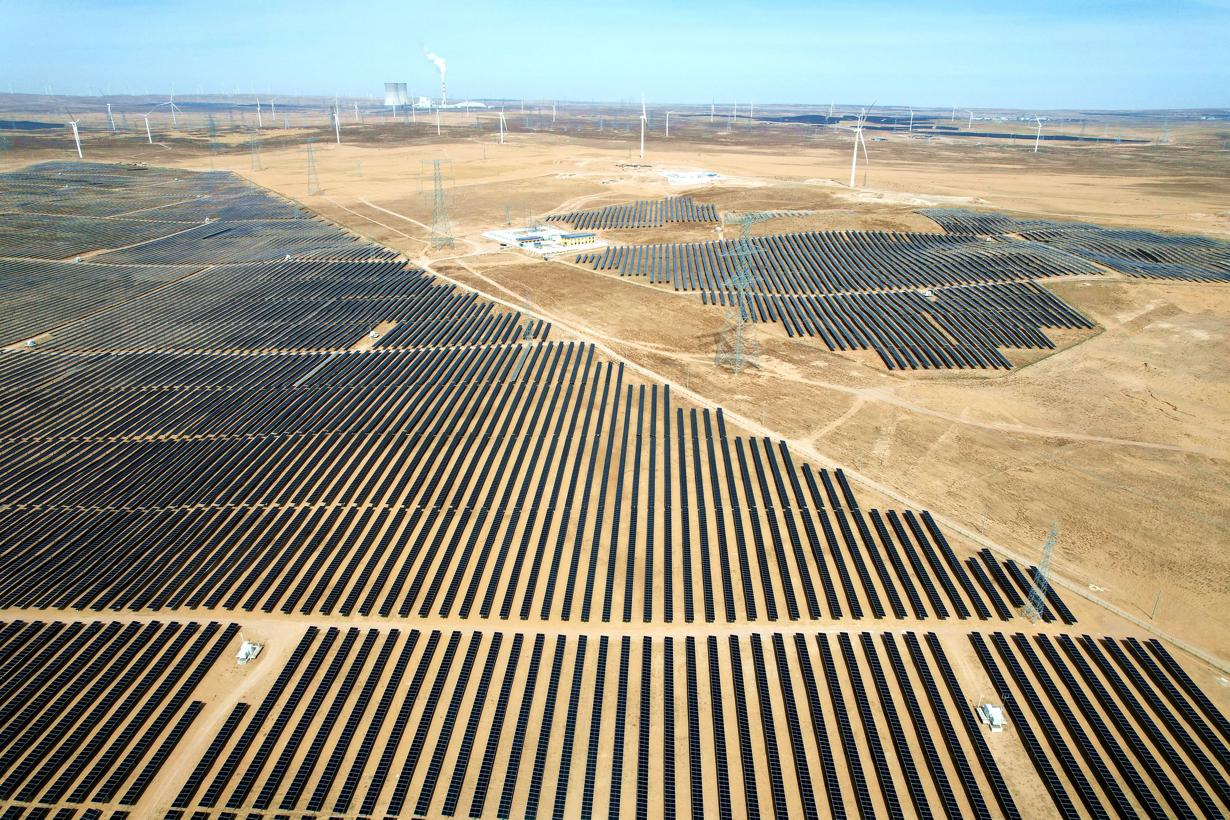 2026年3月18日，宁夏银川，在灵武市白土岗乡的一处光伏产业基地，成片的太阳能光伏板汇成一片&ldquo;蓝色海洋&rdquo;。