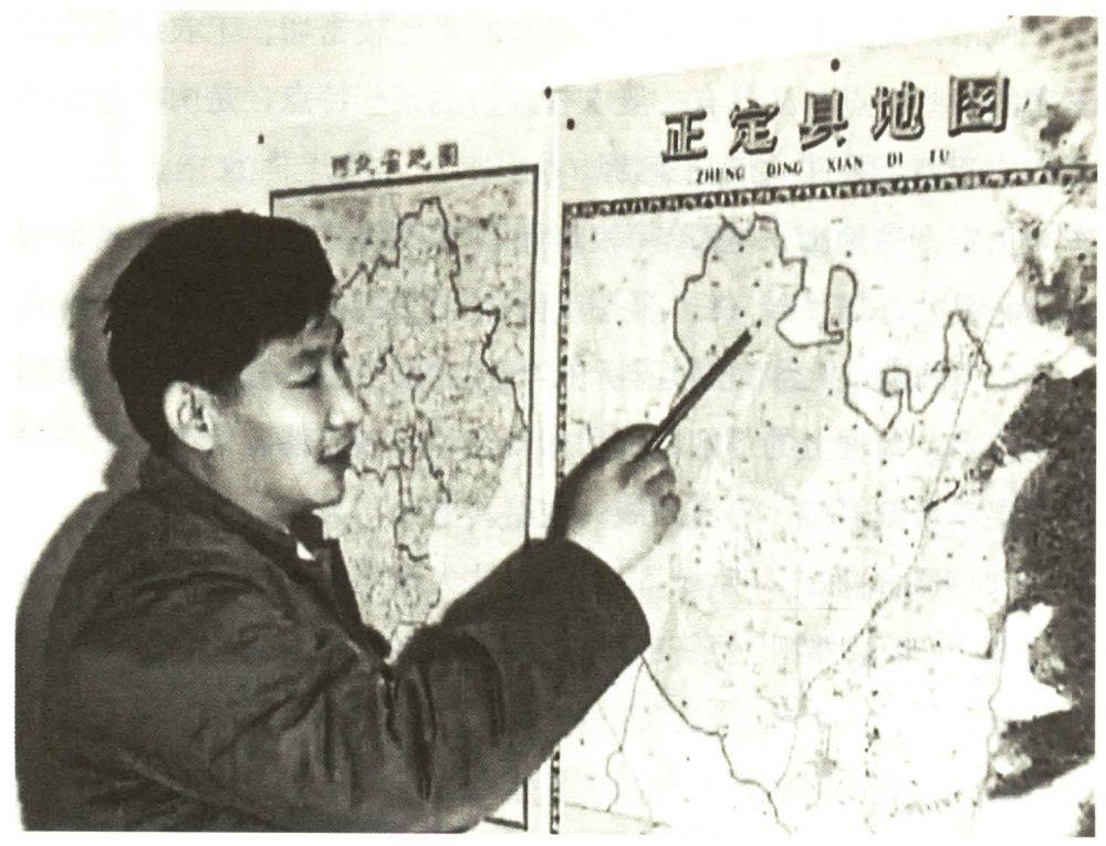 △习近平在办公室地图前谋划正定的发展。