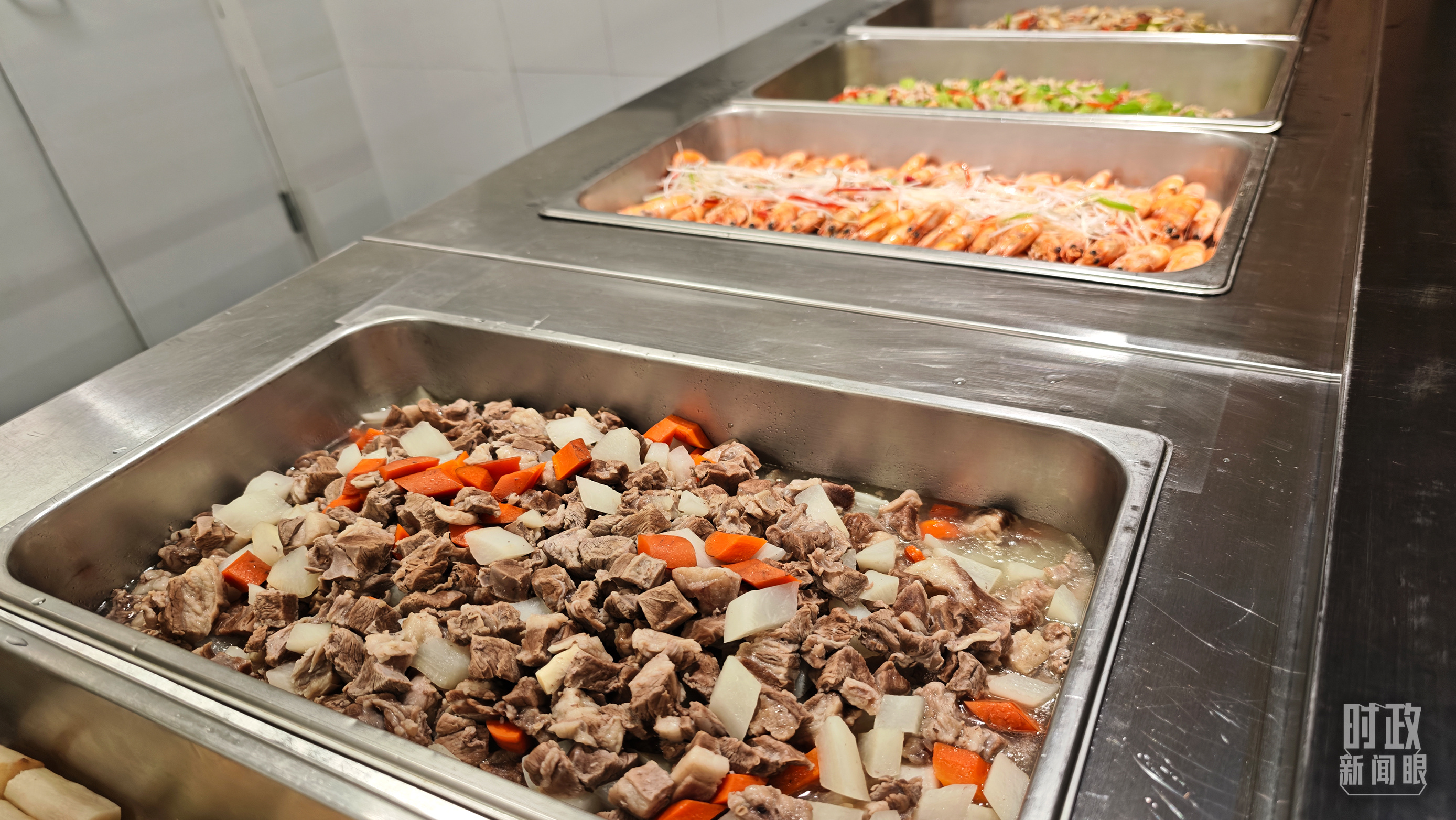 △北京四中雄安校区食堂的菜品。（总台央视记者彭汉明拍摄）