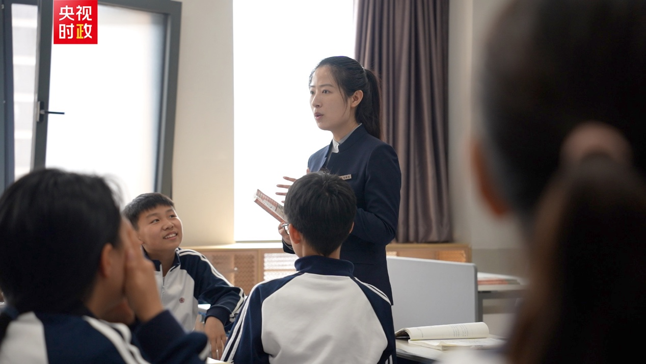 △初一(2)班,学生们正在上语文课。