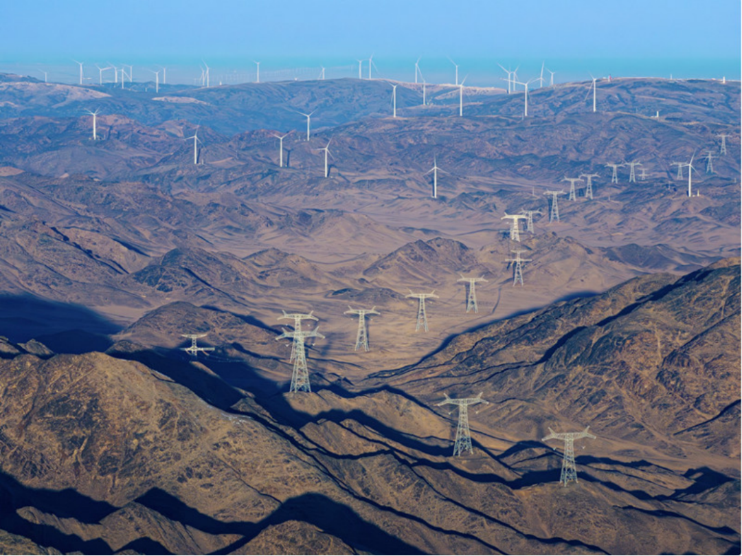 &plusmn;1100千伏吉泉线翻越天山。林晓麟摄