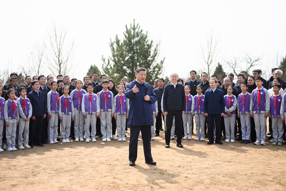 △2026年3月30日,习近平总书记等党和国家领导人来到北京昌平区百善镇参加首都义务植树活动。这是总书记同在场的干部群众、少先队员亲切交谈。