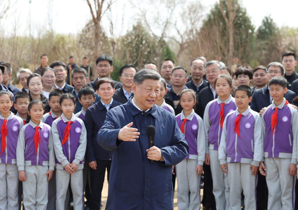 △2026年3月30日,习近平总书记等党和国家领导人来到北京昌平区百善镇参加首都义务植树活动。这是总书记同在场的干部群众、少先队员亲切交谈。