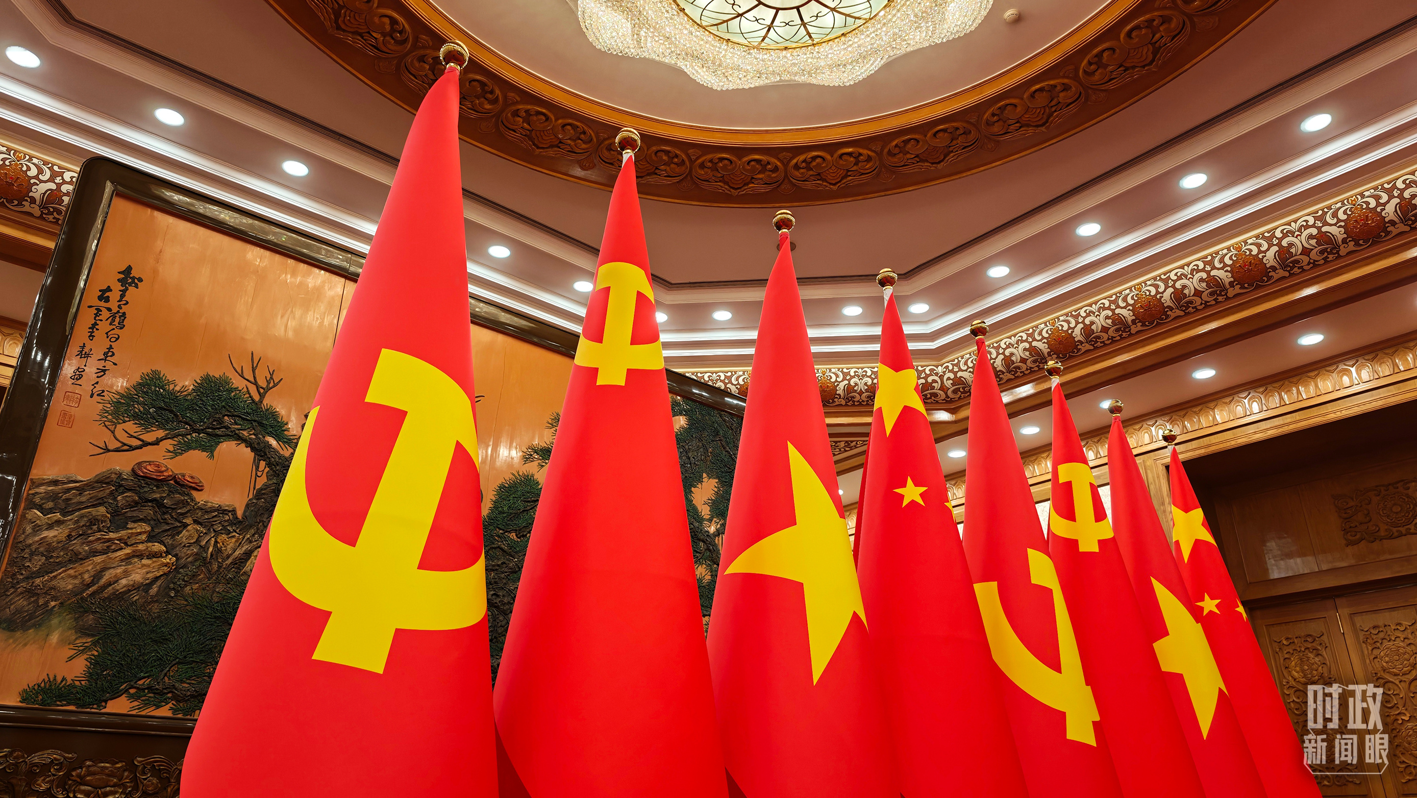 △人民大会堂东大厅内摆放的中越两党两国旗帜。(总台央视记者张垚拍摄)