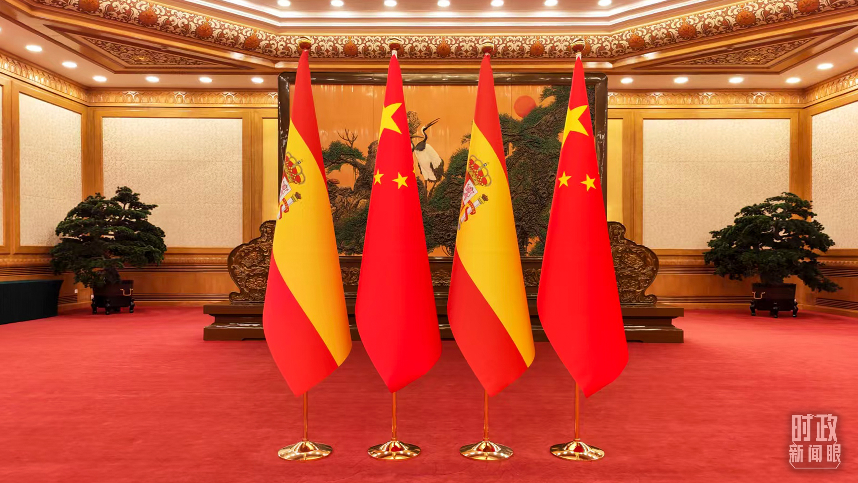 △会见现场摆放的中西两国国旗。(总台央广记者马喆拍摄)