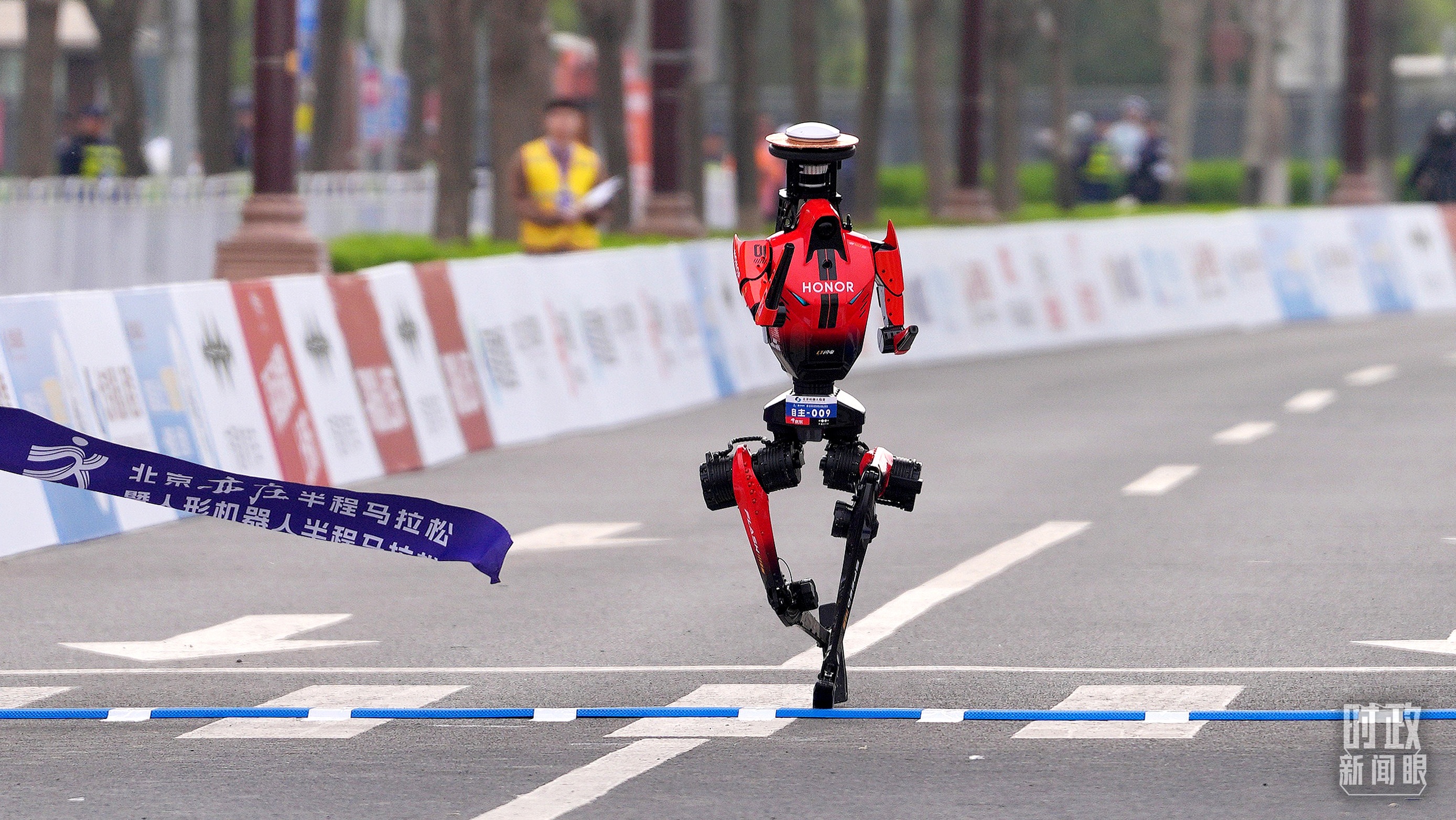 △4月19日,2026人形机器人半程马拉松在北京亦庄开跑。(图/视觉中国)