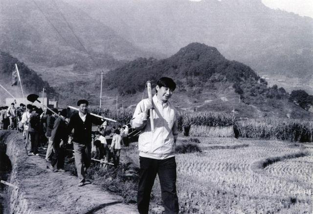 △1989年,习近平同志带领地直机关干部参加义务劳动。
