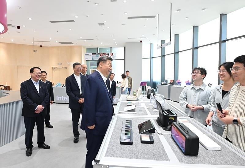 △2025年4月29日,习近平总书记在上海“模速空间”大模型创新生态社区考察。