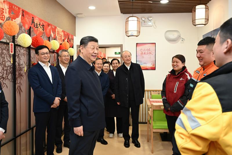 △2026年2月10日，习近平总书记在北京西城区新街口街道父母食堂考察时，同在这里休息的快递员亲切交流。