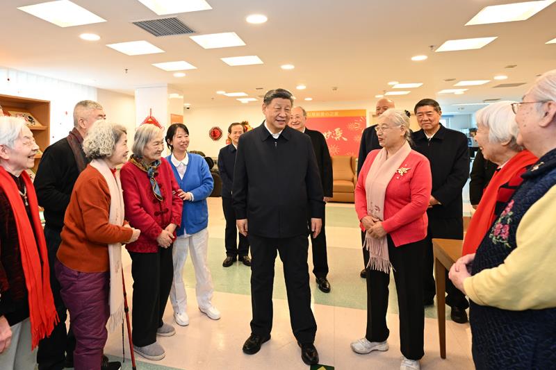 △2026年2月10日，习近平总书记在北京西城区&ldquo;吾老&middot;新街&rdquo;养老服务街区银龄老年公寓考察时，同老人们亲切交流。