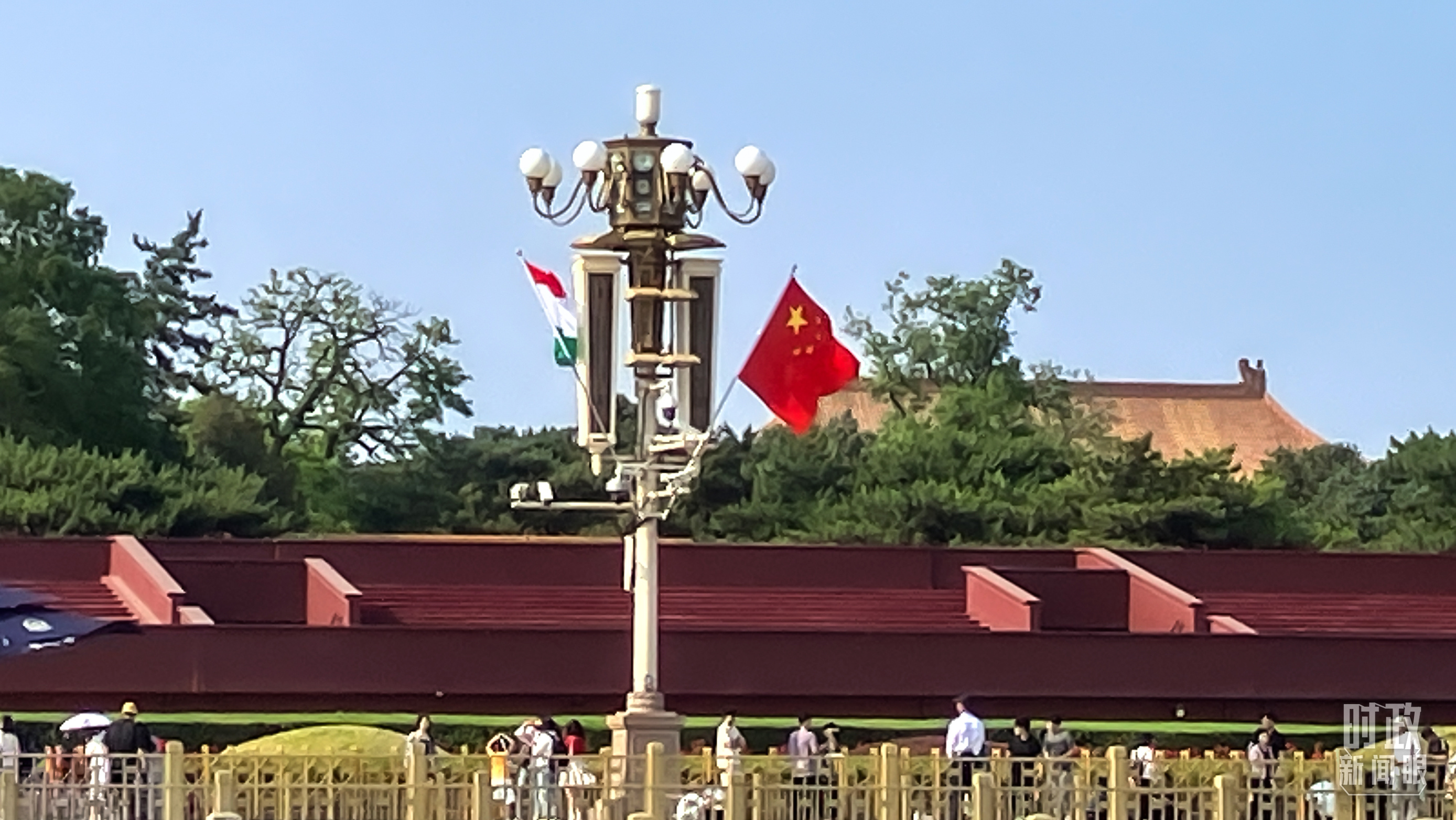 △长安街悬挂的中塔两国国旗。(总台央视记者杨光拍摄)