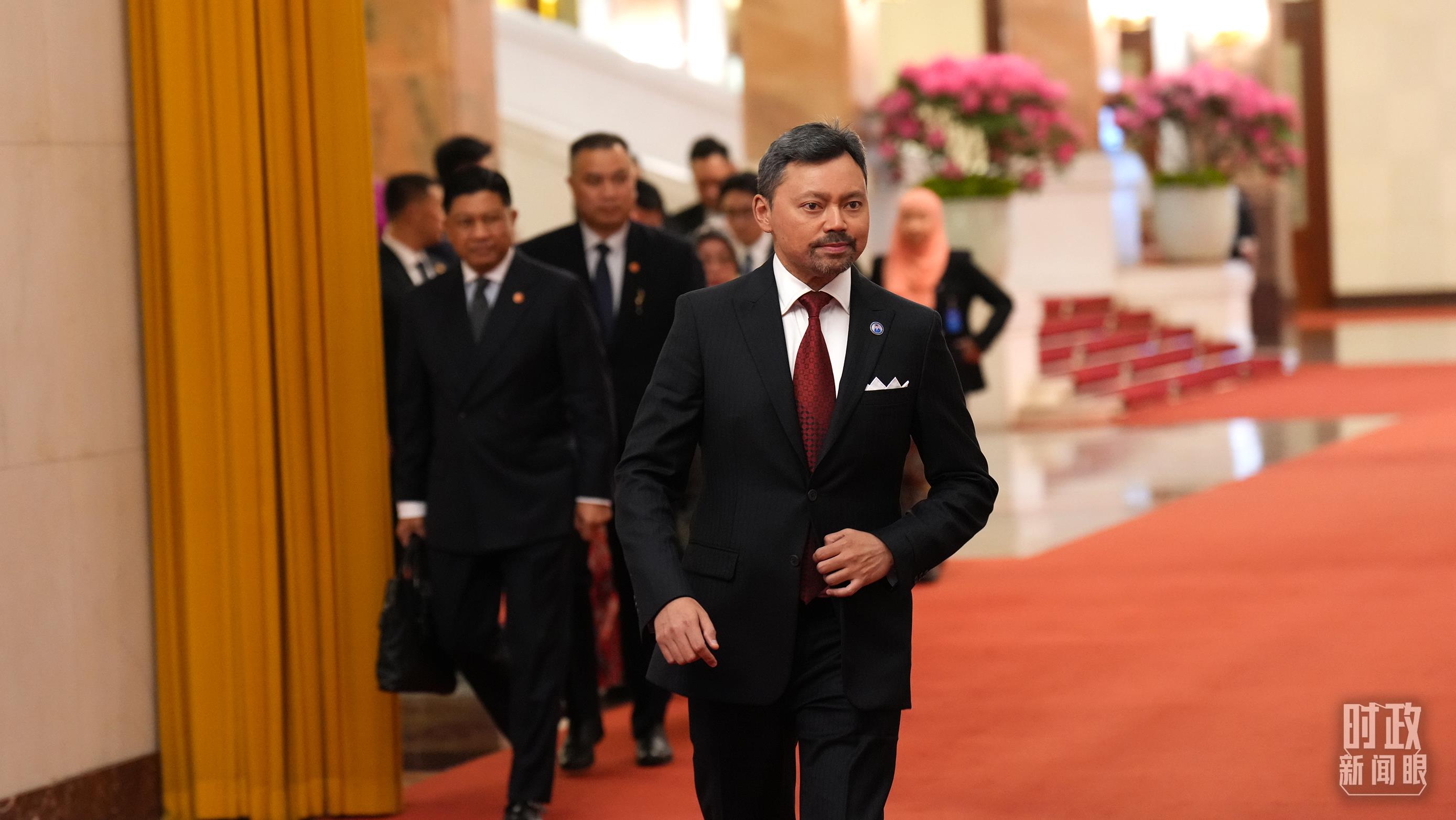 △文莱王储比拉步入会见厅。(总台记者李晋拍摄)