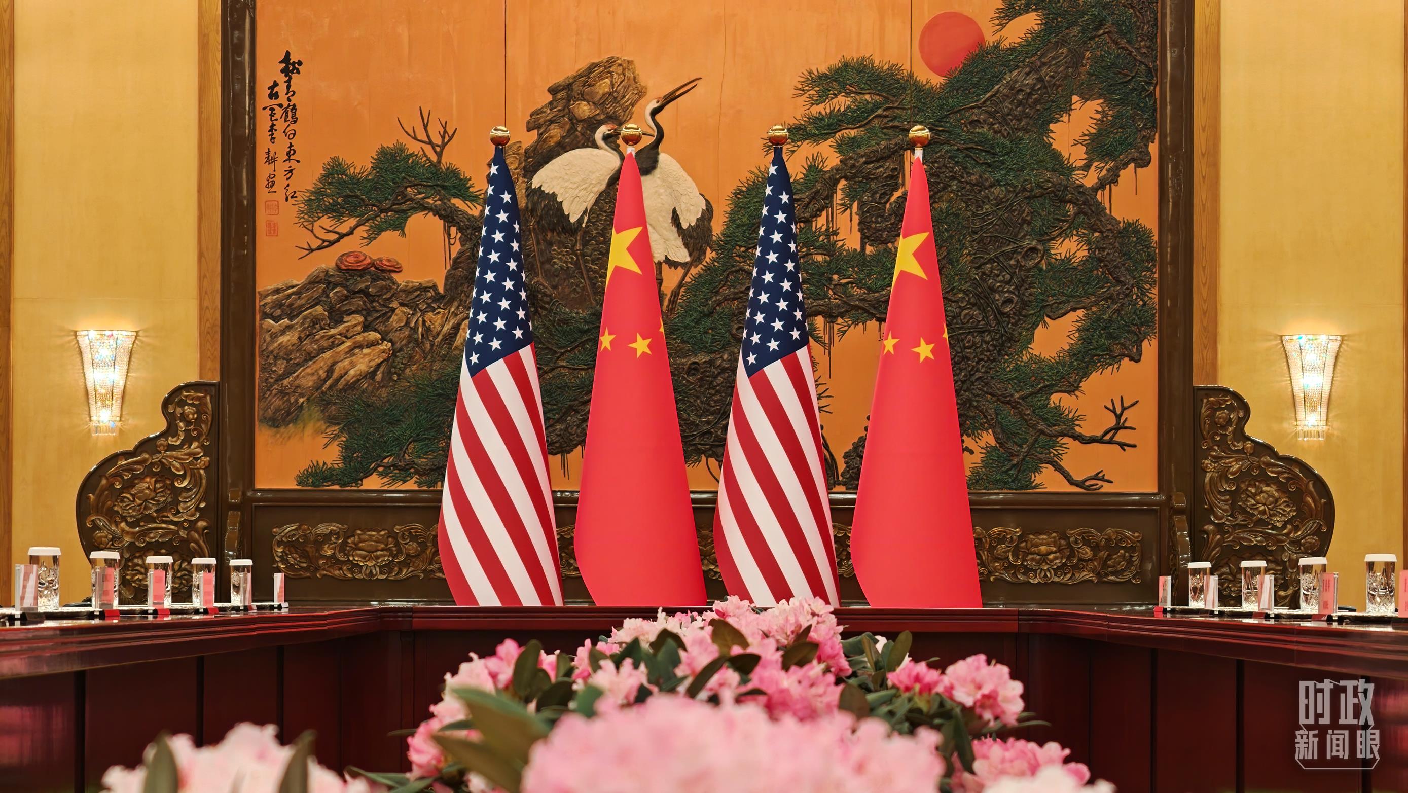 △会谈厅内摆放的中美两国国旗。(总台央视记者鄂介甫拍摄)