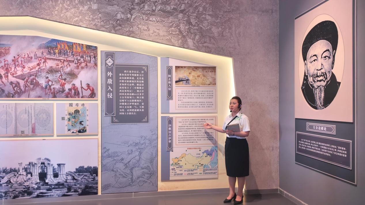 左公文化苑讲解员迪丽妮尕尔&middot;艾尼娃尔正在讲解。张文怡摄