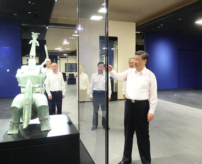 △2023年7月26日,习近平总书记在位于四川德阳广汉的三星堆博物馆新馆参观。